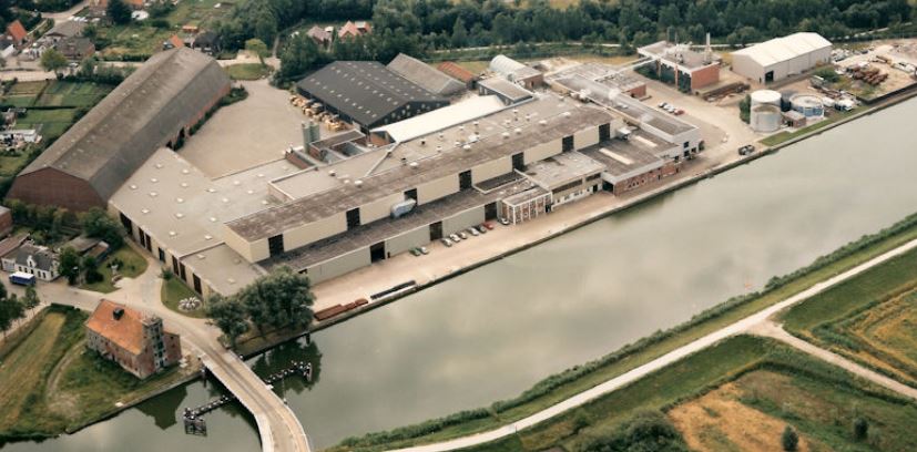 Foto: de strokartonfabriek met daarvoor de Westerwoldse A.